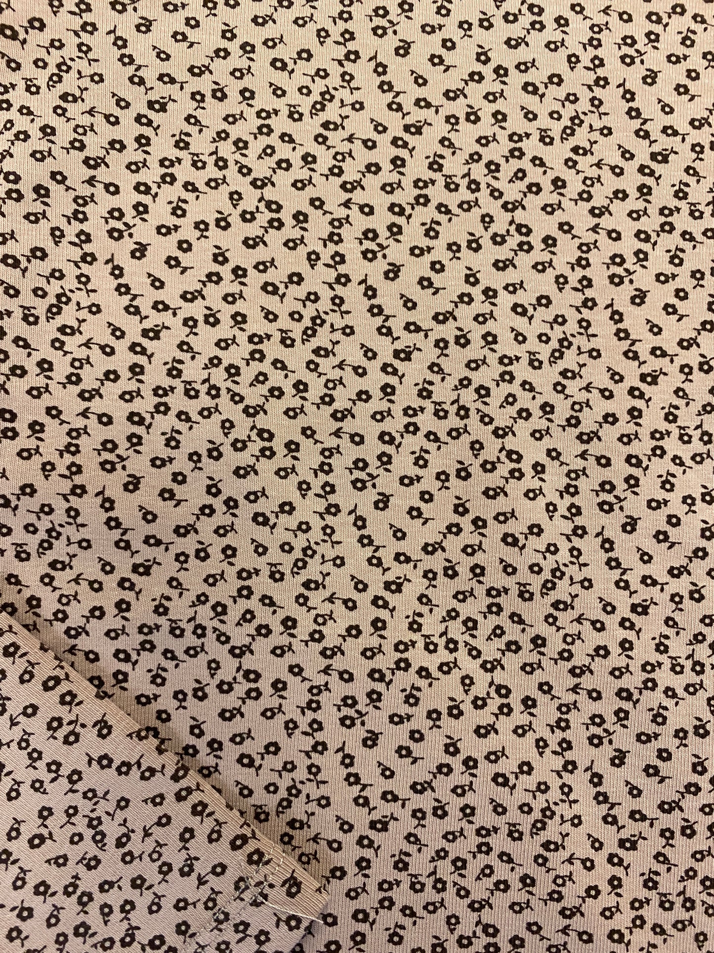 BIEGE FLORAL MOCKNECK