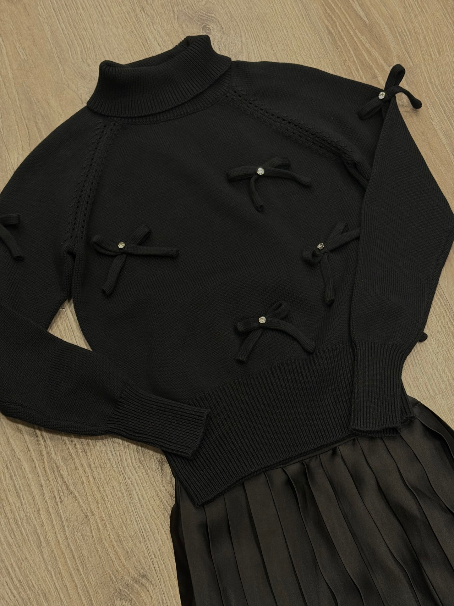 KNIT TOP WITH BOWS