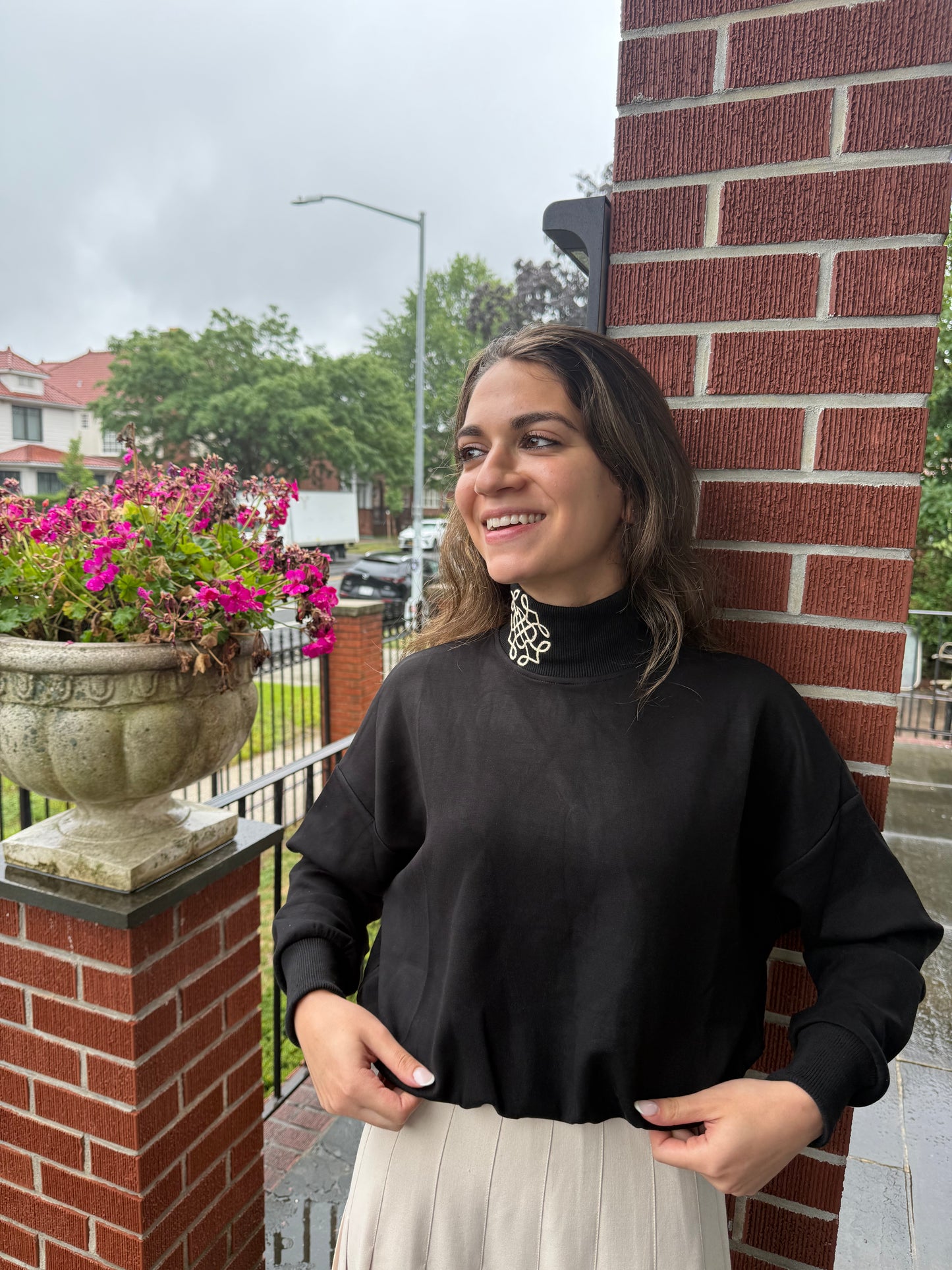 EMBROIDERED SWEATSHIRT