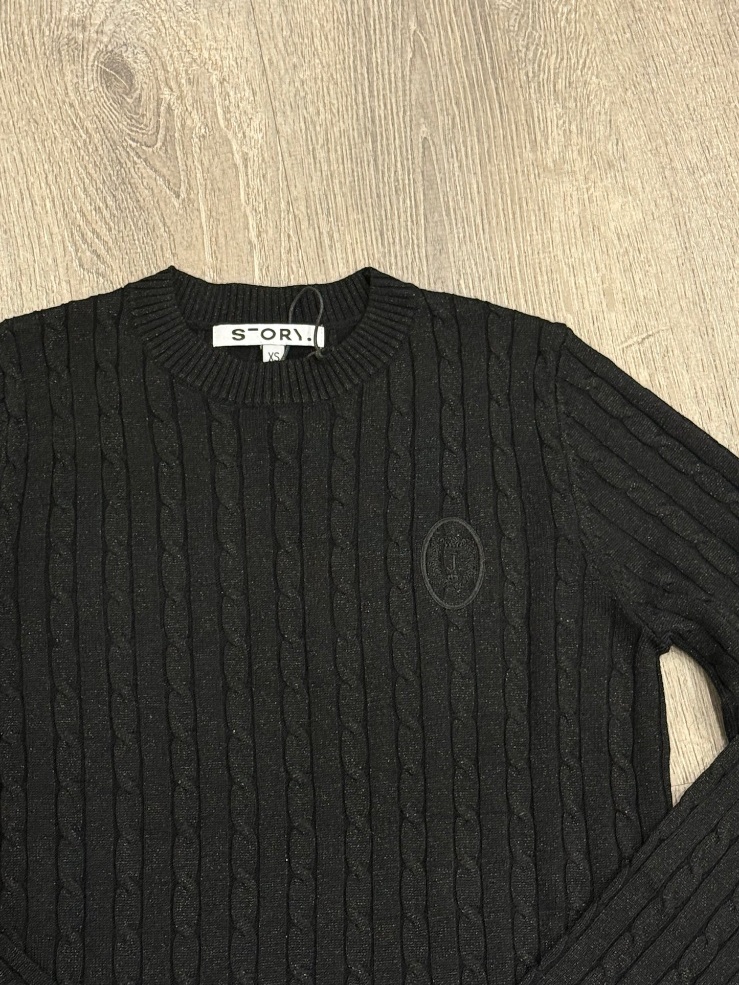 METALLIC CABLE KNIT CREW NECK