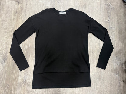 RHYTHM HI-LOW TEE.