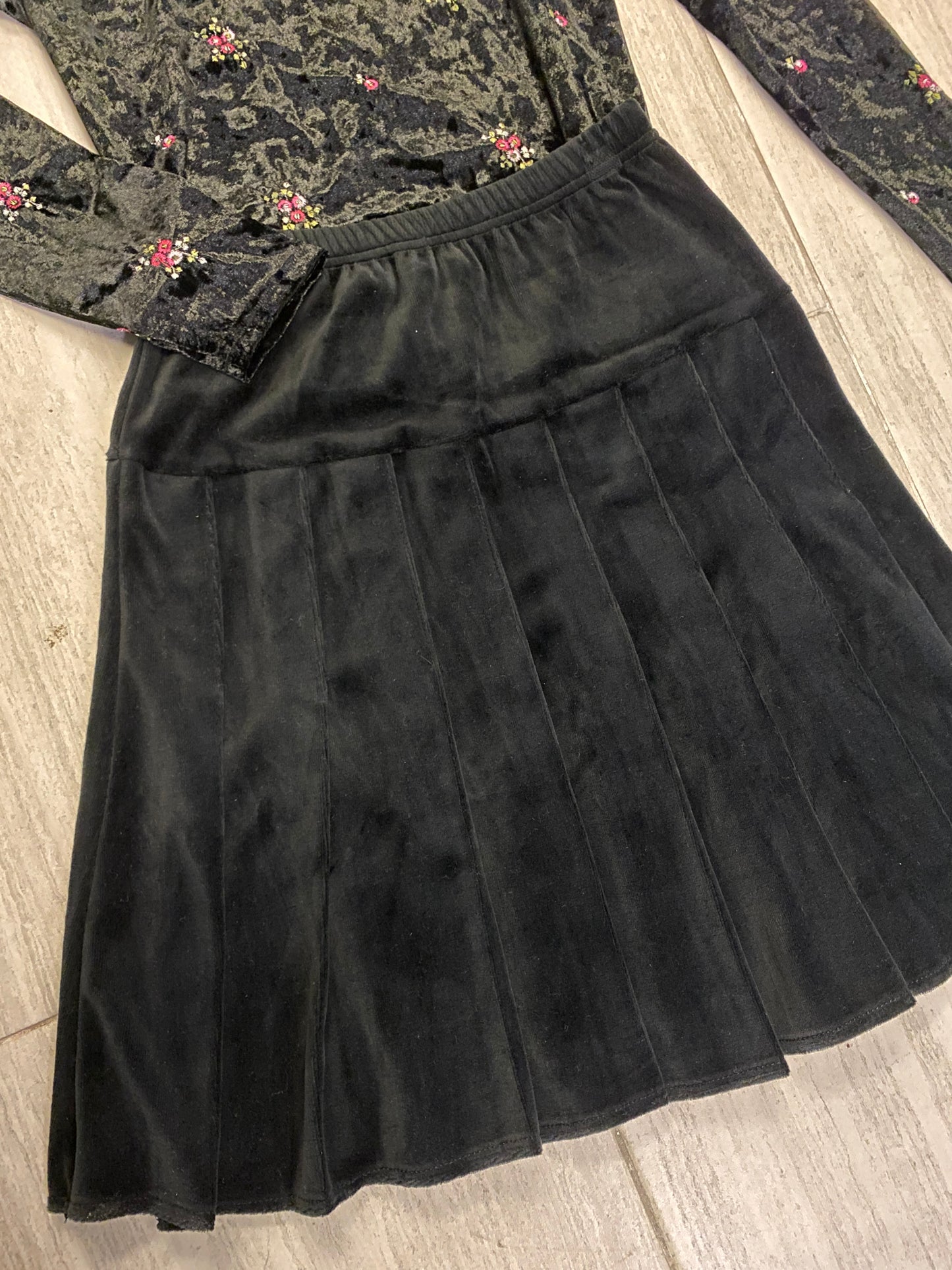 VELOUR PLEATED SKIRT