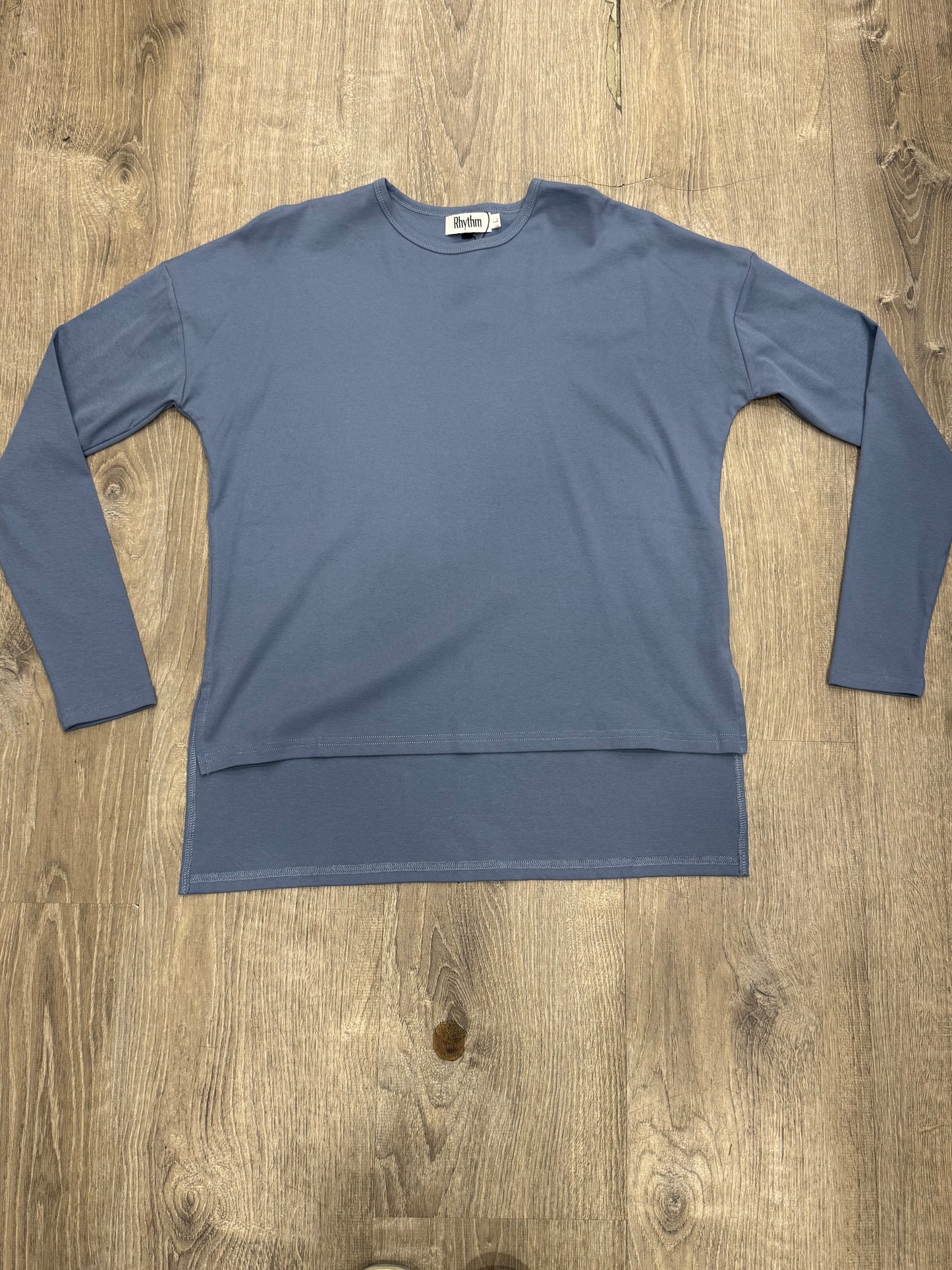 RHYTHM HI-LOW TEE.