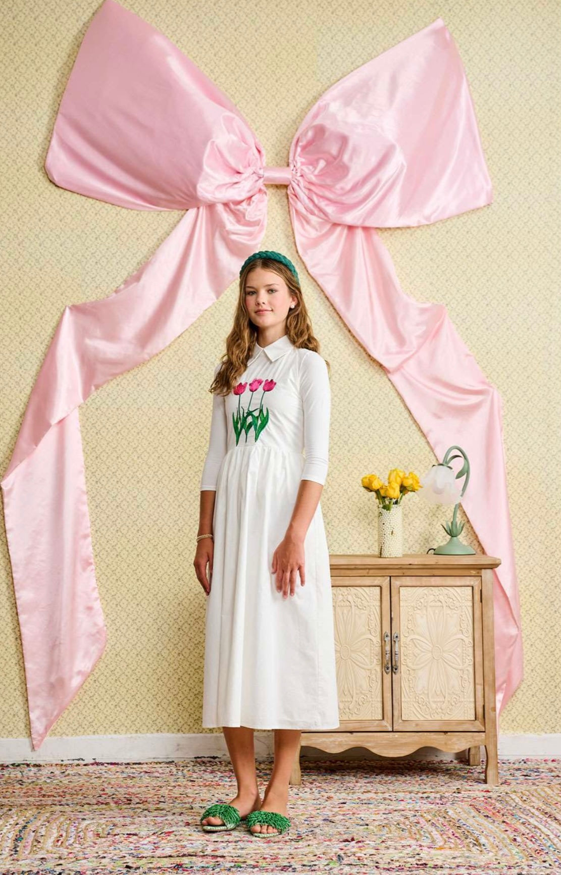 WHITE JUMPER WITH PINK EMBROIDERED FLOWER