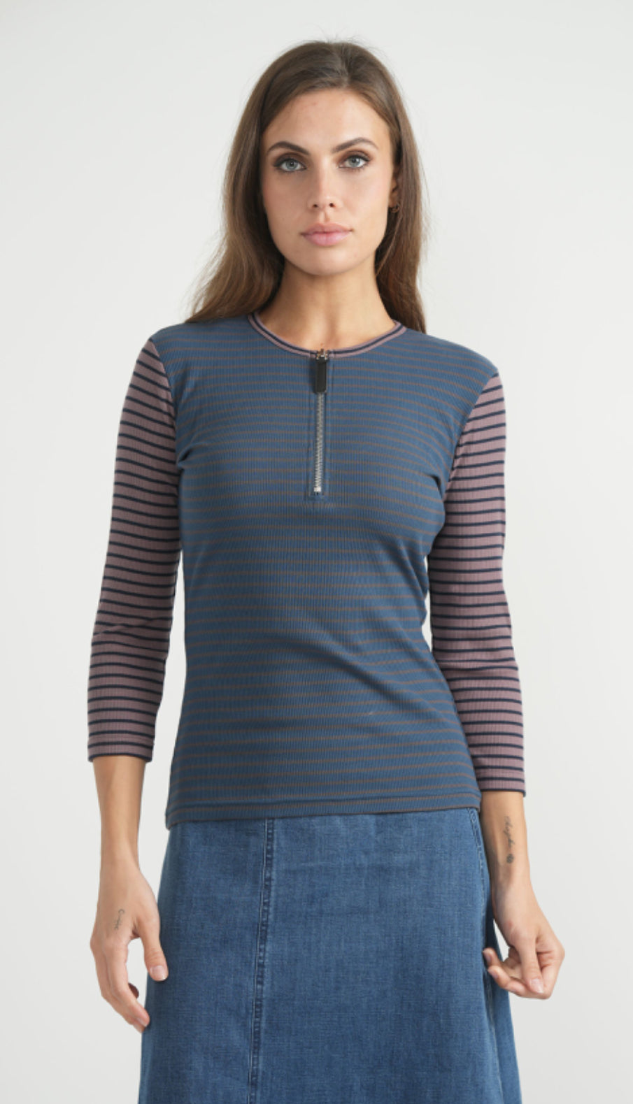 RIBBED STRIPED HENLEY ZIPPER TEE