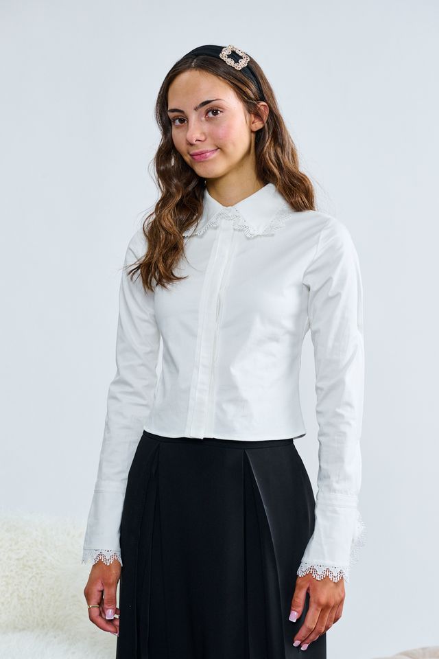 WHITE BUTTON DOWN WITH LACE AT EDGE OF COLLAR TOP
